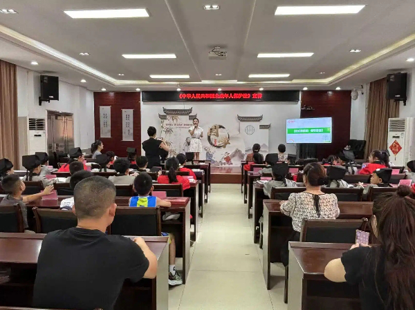 人大东坪街道工委：人大代表进社区  普法护航青少年成长