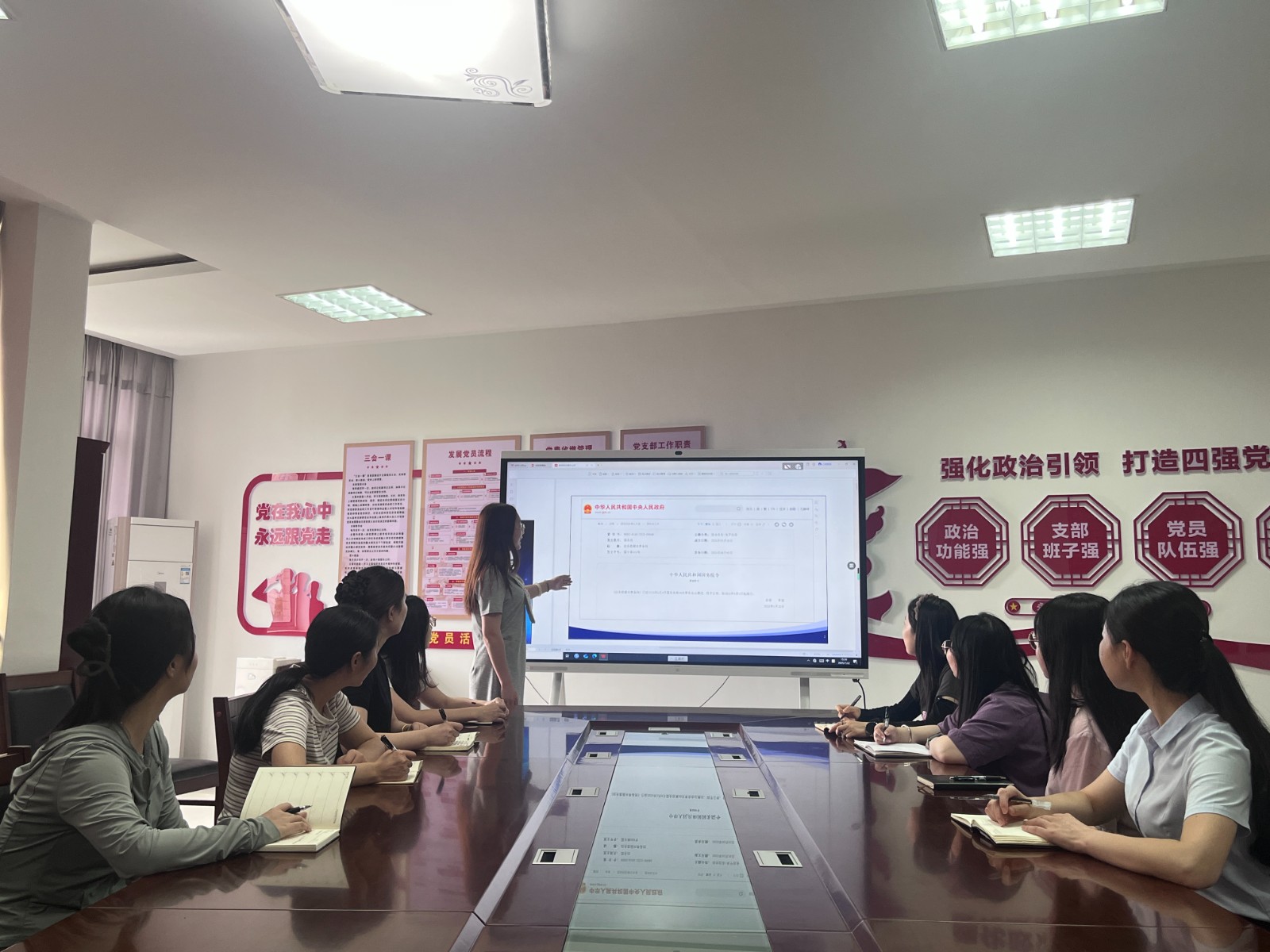 岳塘区数据局组织学习《政务数据共享条例》