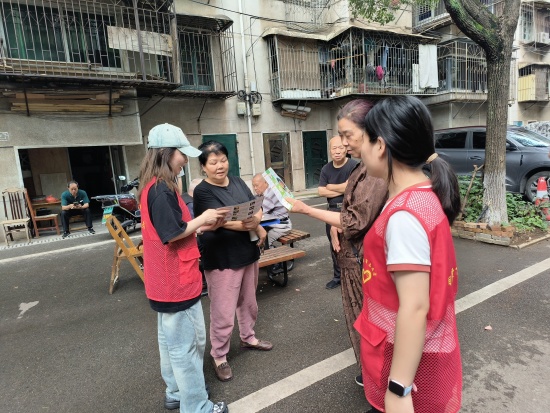 岳塘岭社区多形式开展预防野生蘑菇中毒宣传活动