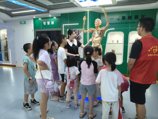 云峰社區(qū)學(xué)校：解碼生命密碼 點亮少年探索路