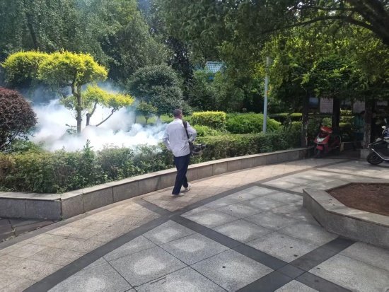岳塘嶺社區(qū)開展病媒生物防制行動