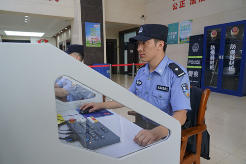 岳塘法院：法警那些事兒——澤仁曲扎“入湘記”