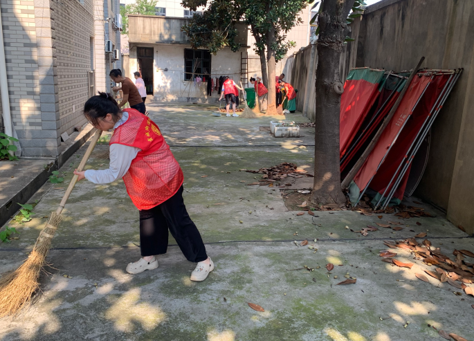 霞城村：开展人居环境整治 共建美丽家园