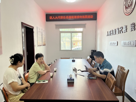 岳塘街道人大工委：修剪樹木除隱患 為民辦事解民憂