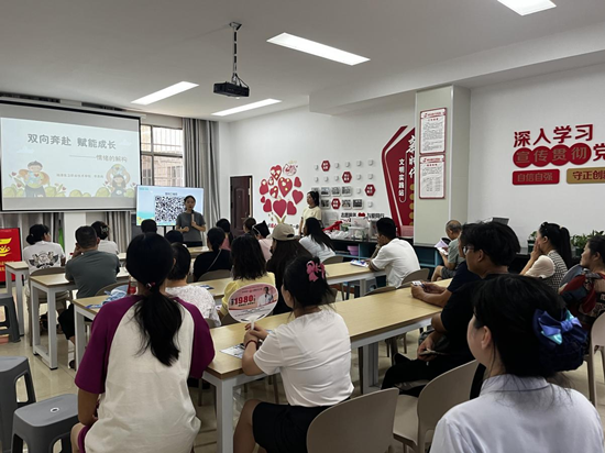 向陽社區(qū)開展“雙向奔赴 賦能成長”家庭教育課堂活動