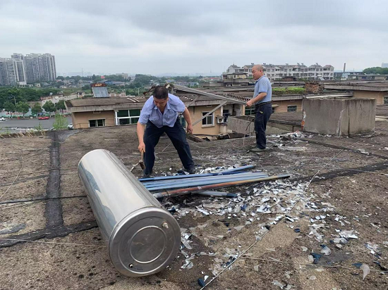 江濱社區(qū)“三長”排查廢舊太陽能熱水器 筑牢安全防護網(wǎng)