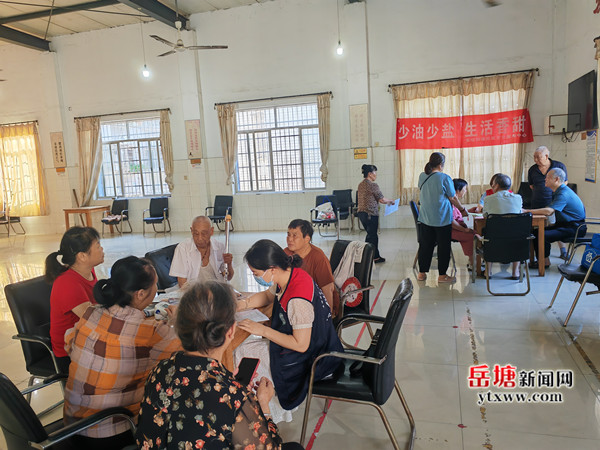 寶塔街道社區(qū)衛(wèi)生服務(wù)中心進(jìn)小區(qū)開展減鹽減油宣傳活動