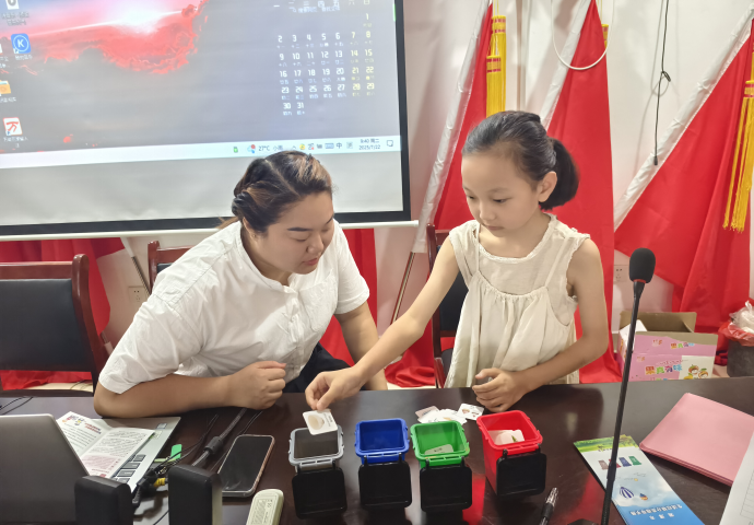 五里堆社區(qū)開(kāi)展暑期青少年垃圾分類(lèi)趣味活動(dòng)