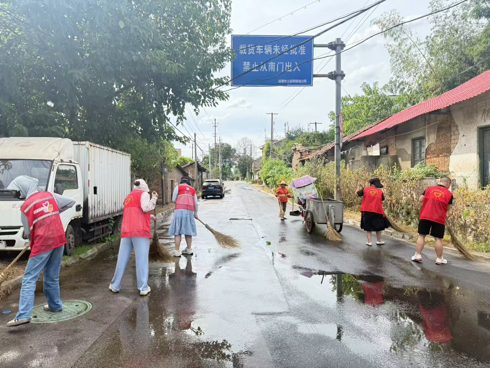 栗塘社區(qū)“人機(jī)結(jié)合”刷新三株路 道路潔凈度再提升