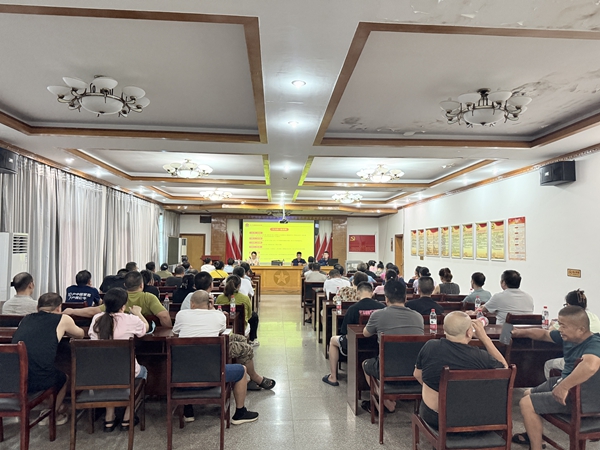 岳塘消防大隊(duì)深入農(nóng)貿(mào)市場(chǎng)開展消防知識(shí)培訓(xùn) 筑牢市場(chǎng)“安全防線”