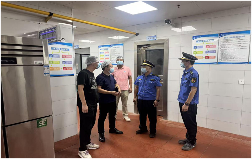 岳塘城管開展校園餐飲油煙專項整治 守護新學(xué)期“清新”校園
