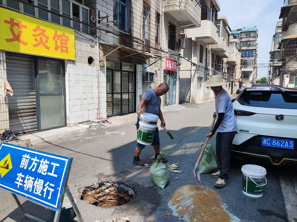 大橋社區(qū)聯(lián)合區(qū)城市管理局更換小區(qū)破損下水井蓋板