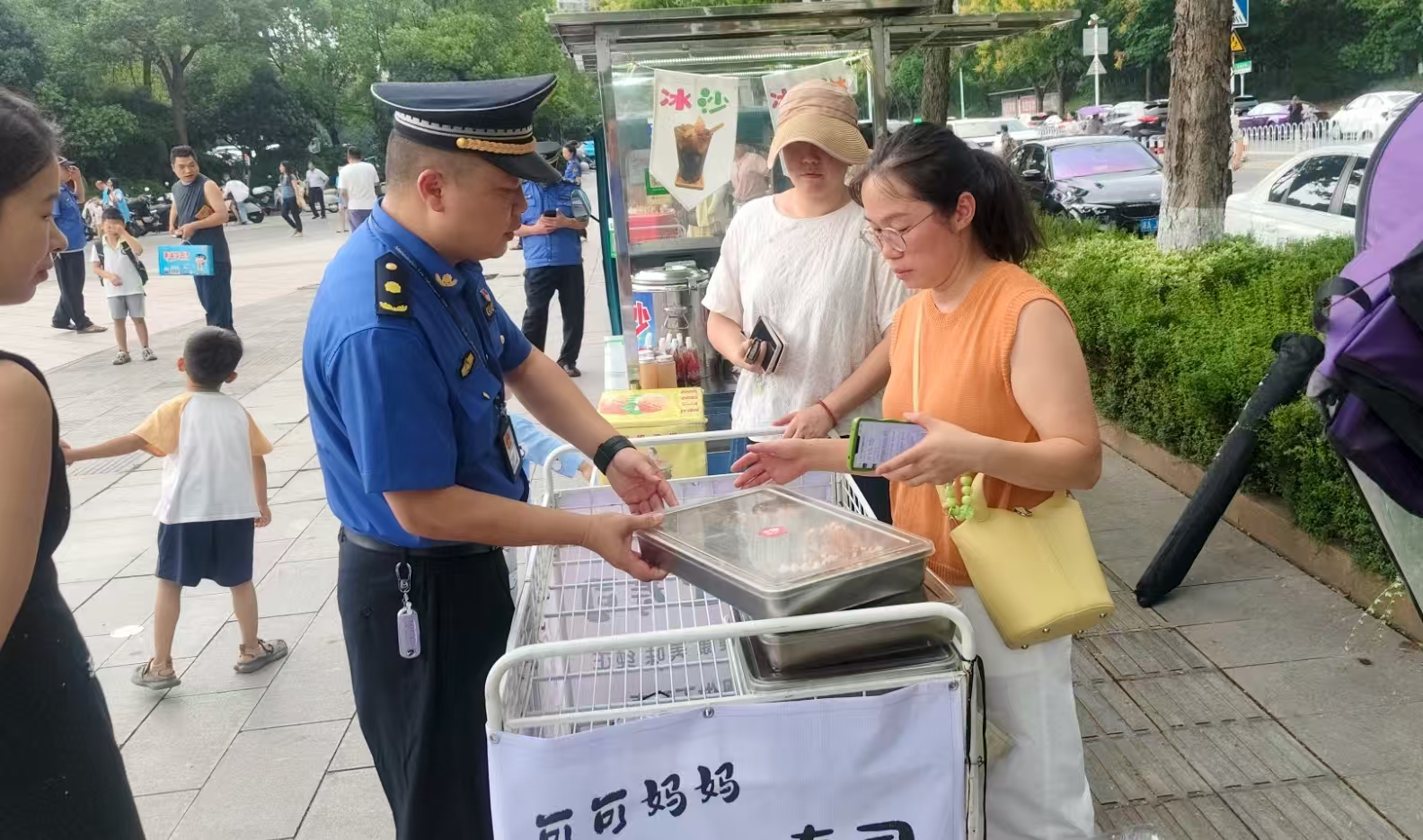 岳塘城管：“柔性執(zhí)法”解校邊治理難題 專項(xiàng)整治守護(hù)校園安全