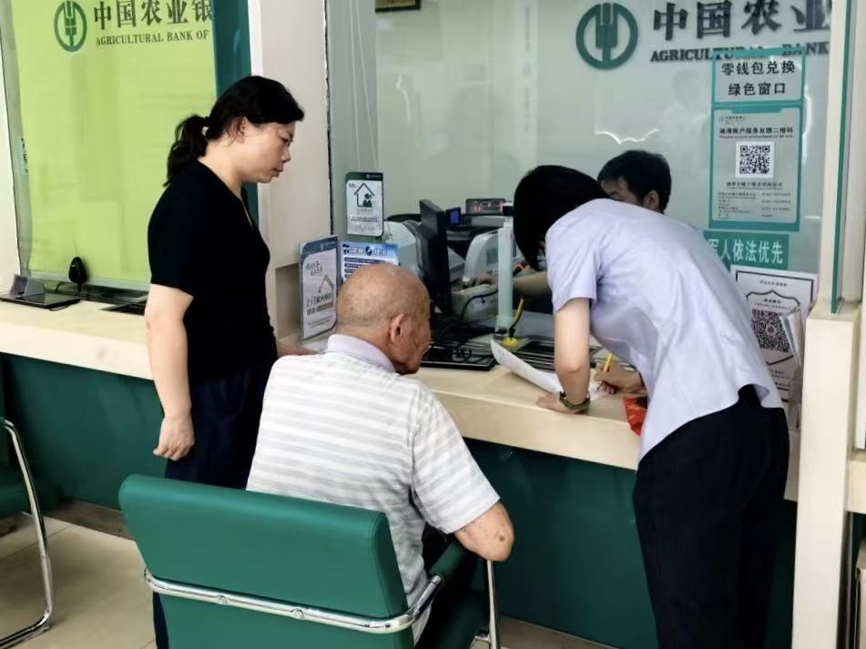 新站社區(qū)：高齡津貼惠民生 陪同服務(wù)暖人心