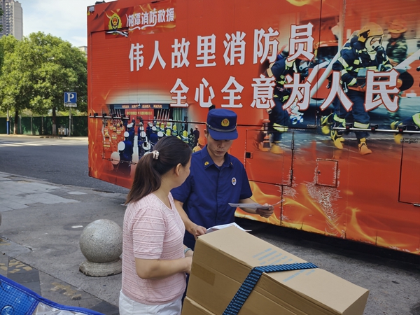 岳塘消防大隊消防宣傳車走上街頭開展消防安全知識宣傳