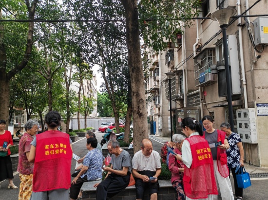 金耐社區(qū)：全方位推進(jìn)防蚊滅蚊工作