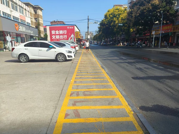 三角坪社区破解门店车辆占道难题 保障居民出行安全