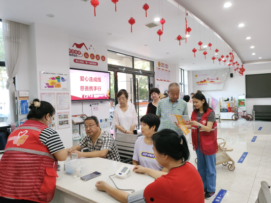 云峰社區(qū)聯(lián)合義診“送健康” 慈善關懷入民心