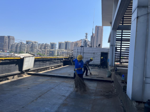 紅旗社區(qū)：清理屋頂樓道雜物 為居民安全感“加碼”