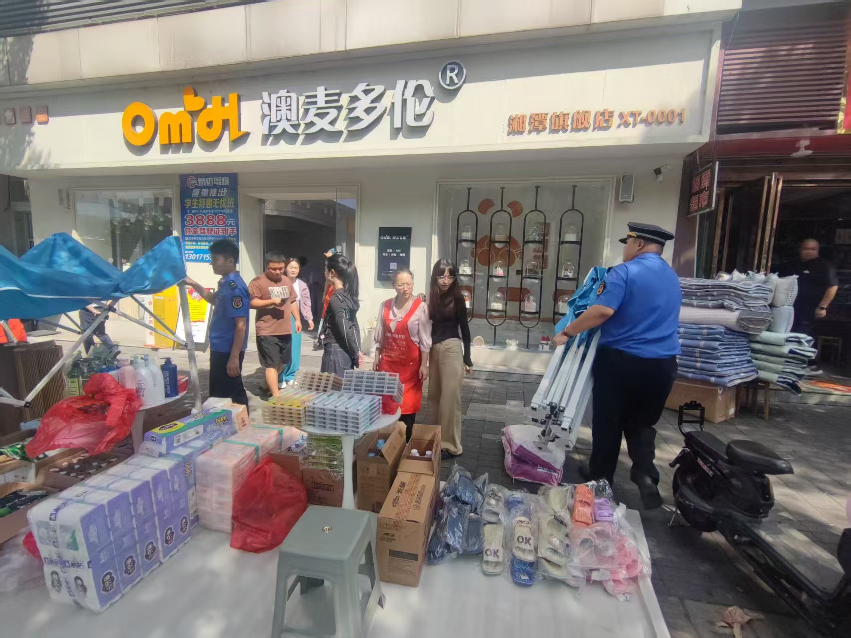 岳塘城管開(kāi)展校園周邊占道經(jīng)營(yíng)整治 守護(hù)師生出行安全