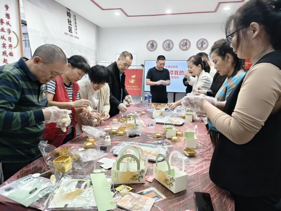 岳塘岭社区开展“‘侨’手做月饼，共聚中秋情”主题活动