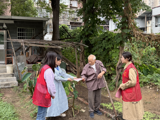 菊花塘社区：“两社联动”开展禁燃禁烧安全巡查宣传活动