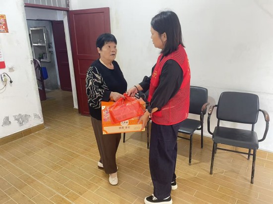 中秋将至 横街社区开展计生特扶家庭走访慰问活动