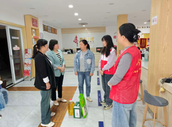 盘龙社区走访慰问迎双节 温情守护计生特殊家庭