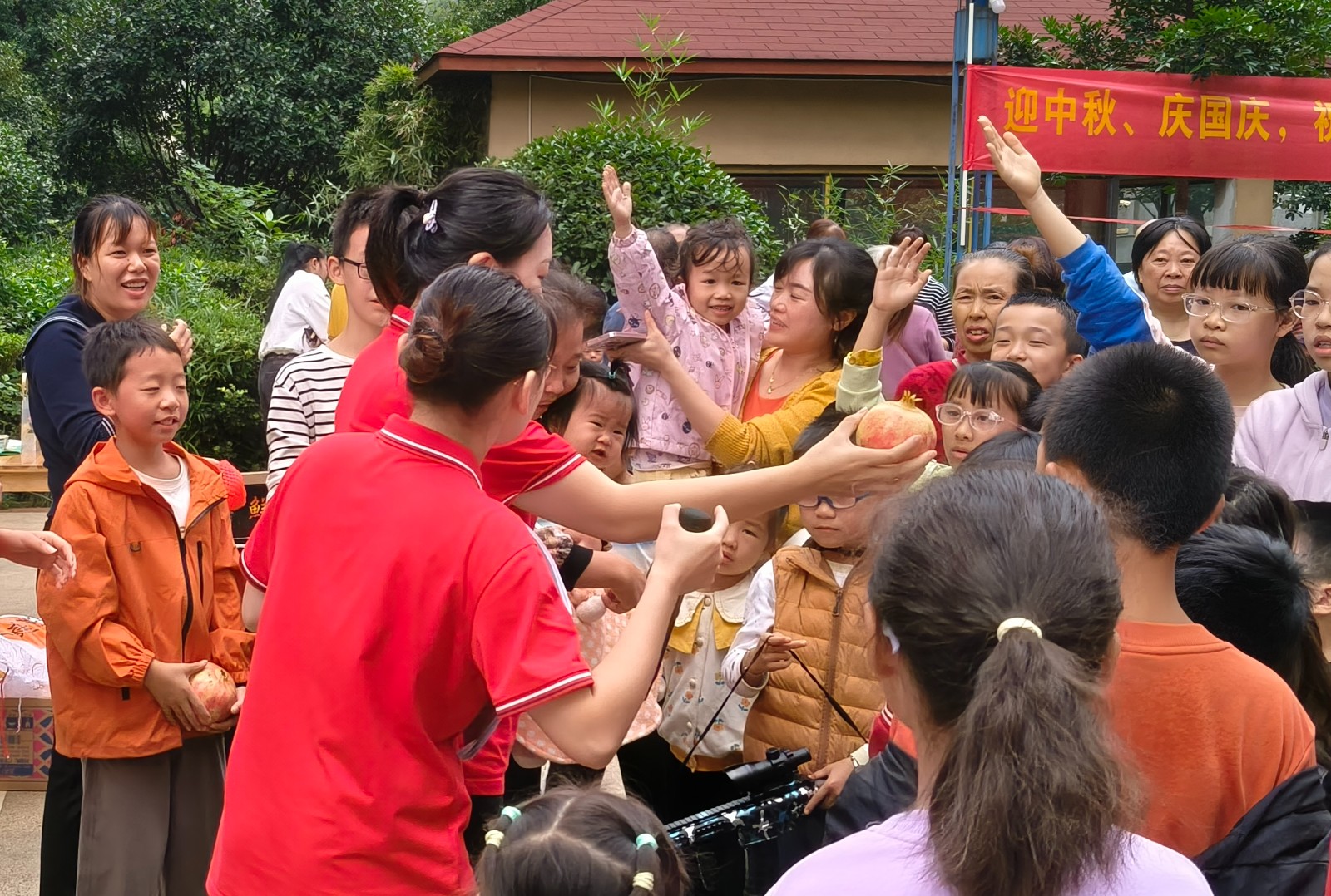 华金社区成功举办“双节同庆喜相逢 邻里情深乐华金”主题活动