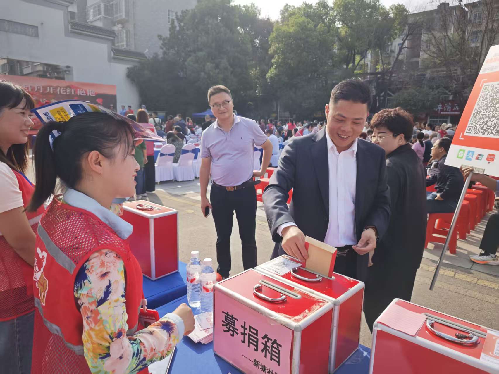 新塘社區(qū)：黨員護航慈善行 募善款興公益