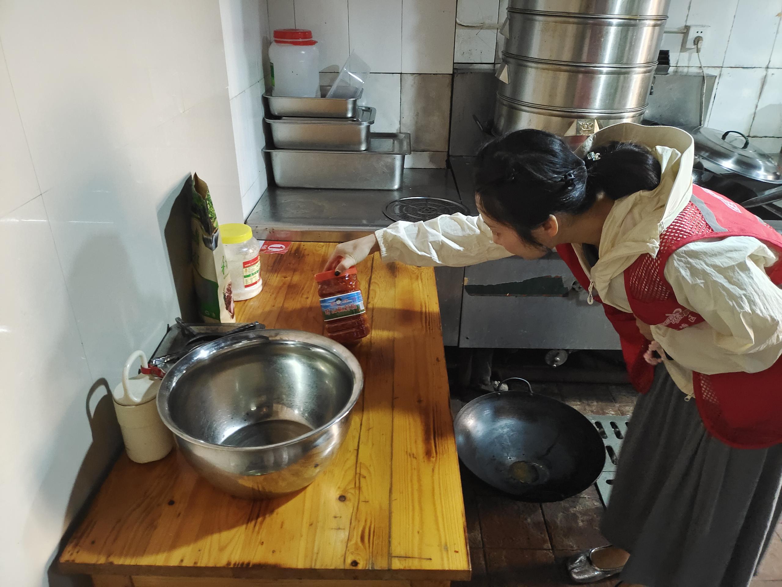 岳塘嶺社區(qū)開展食品安全檢查行動  守護居民“舌尖上的安全”