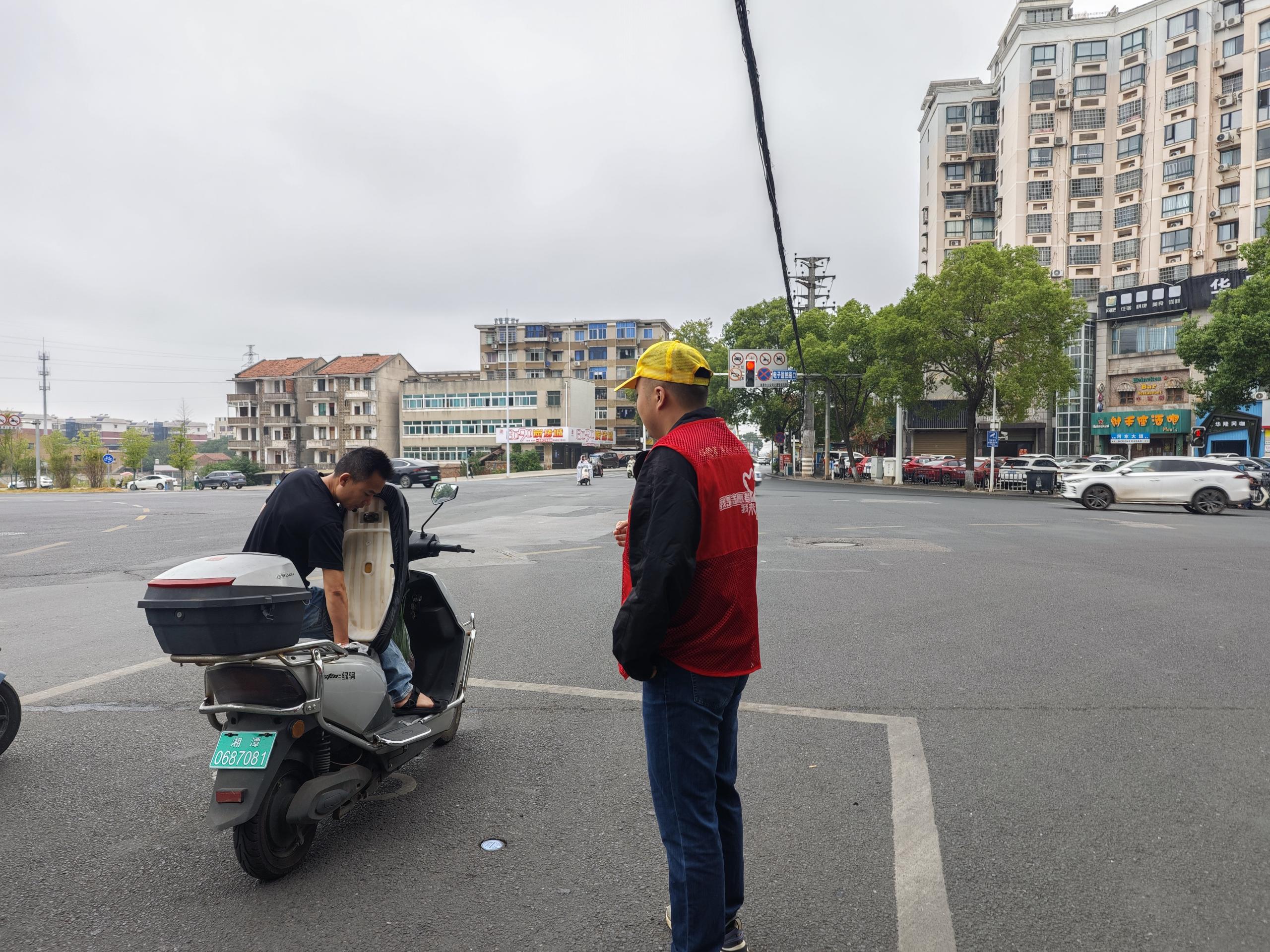 菊花塘社區(qū)開展交通安全勸導(dǎo)活動