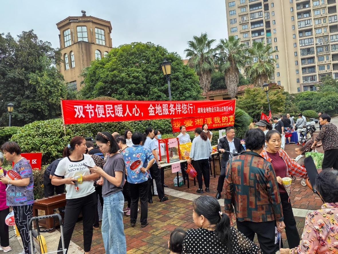 搖錢社區(qū)新時(shí)代文明實(shí)踐站開展暖心便民服務(wù)活動(dòng)