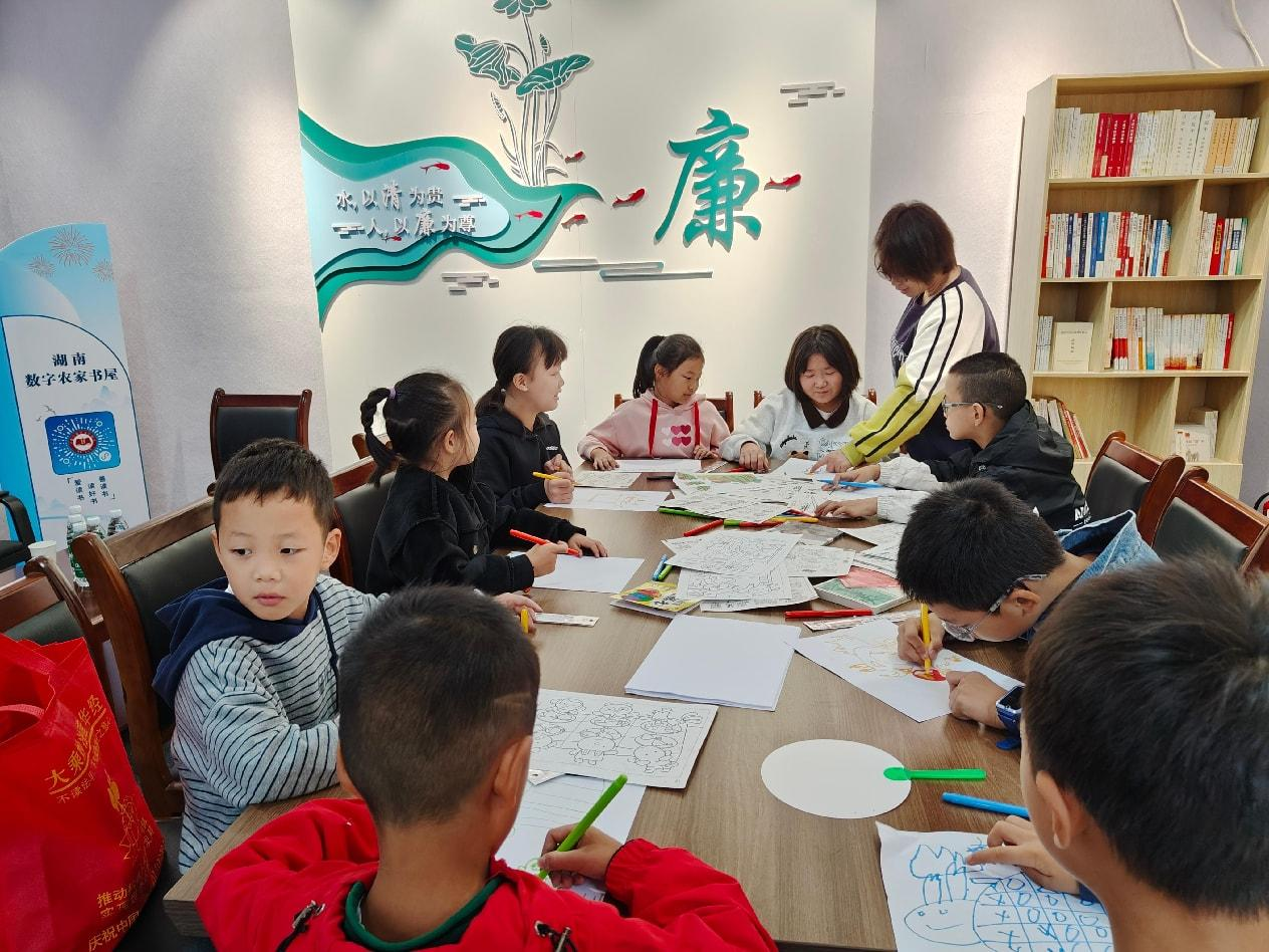 新農(nóng)村：“墨韻童年 書畫逐夢(mèng)”活動(dòng)點(diǎn)亮鄉(xiāng)村少年生活
