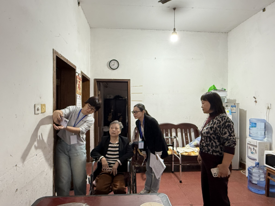 暖心服务“零距离” 岳塘村协同民政局上户进行老年人能力评估​