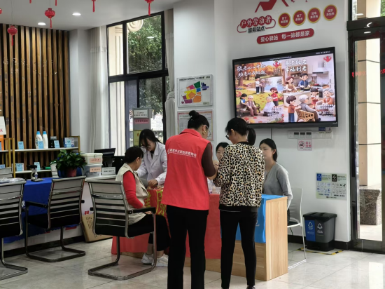 云峰社區(qū)：敬老月遇“周五益起來” 慈善便民服務暖人心