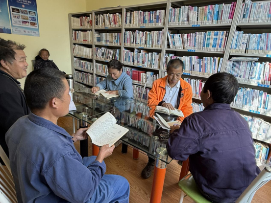 岳塘村开展“书香满溢农家院，阅读点亮好日子”读书打卡日活动