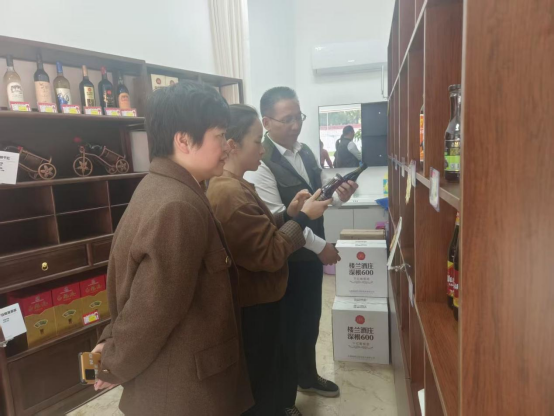 霞城街道人大代表調(diào)研新疆特色購(gòu)銷中心 助力集體經(jīng)濟(jì)提質(zhì)增效