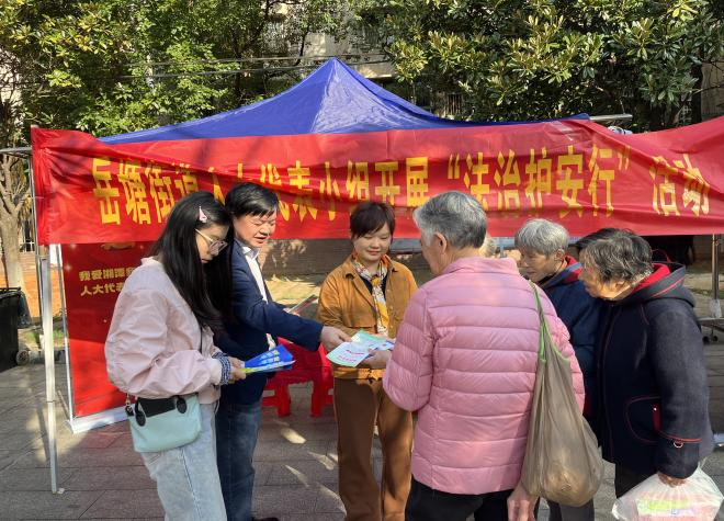 岳塘街道：人大代表進(jìn)集市 服務(wù)群眾“心貼心”