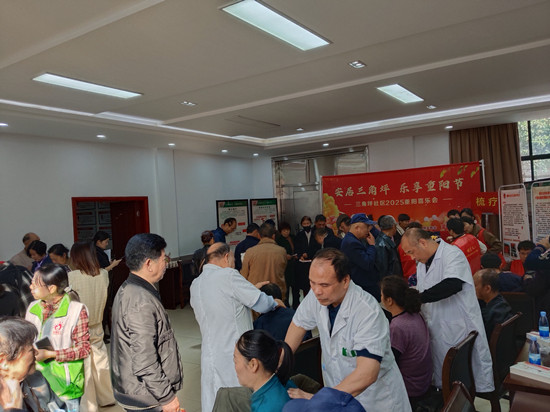 三角坪社區(qū)開展“安居三角坪，樂享重陽節(jié)”敬老助老活動