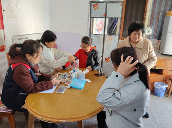 三角坪社區(qū)開(kāi)展“健康相伴 幸福同行”愛(ài)心義診活動(dòng)