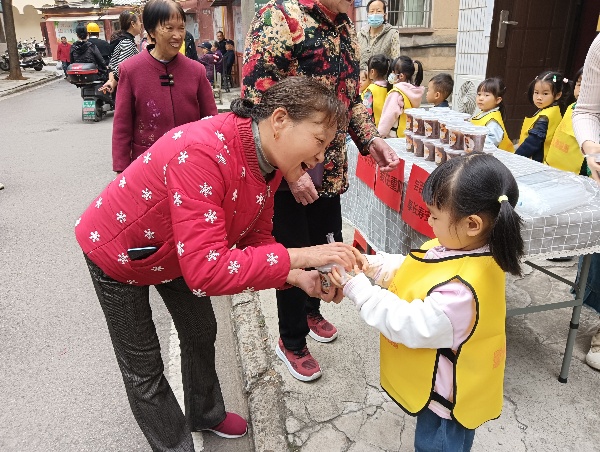 我愛(ài)湘潭我的家丨葩金社區(qū)：百家粥香暖金秋 敬老情濃溢社區(qū)