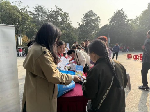 重陽節(jié)前夕 鴉雀塘社區(qū)開展“溫暖社保·社保服務進萬家”活動