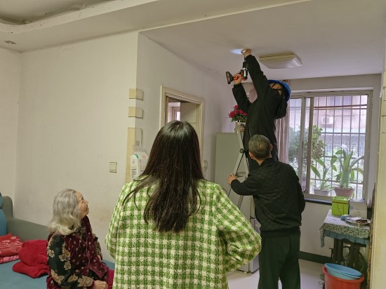 三角坪社區(qū)為居民免費(fèi)安裝獨(dú)立式煙感報(bào)警器