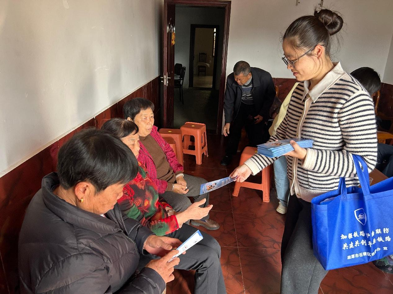 屋場(chǎng)傳政策 社保暖鄉(xiāng)親 —— 新農(nóng)村 “溫暖社保周” 在行動(dòng)