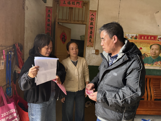 岳塘村重阳节下户访老人 贴心服务传温情