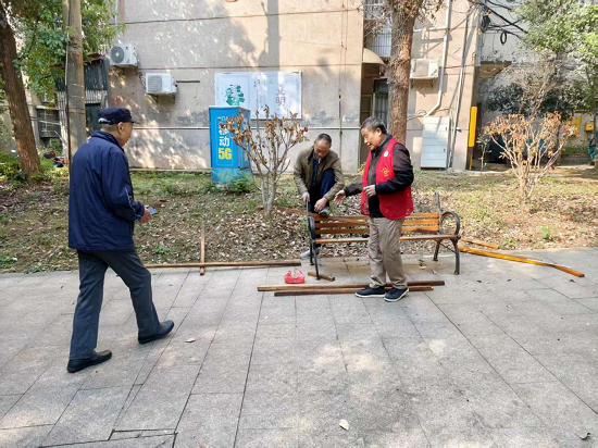 江濱社區(qū)：修繕休閑座椅 小區(qū)“三長(zhǎng)”在行動(dòng)