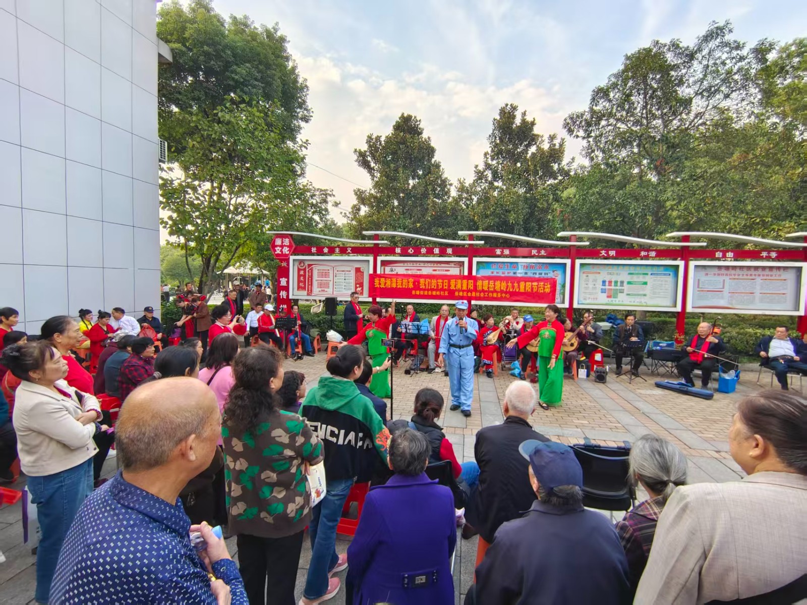 岳塘嶺社區(qū)舉辦“愛滿重陽·情暖岳塘嶺”主題活動