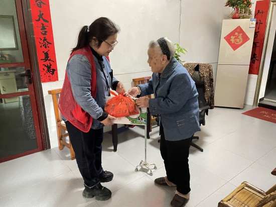 橫街社區(qū)開(kāi)展“敬老月”上門走訪慰問(wèn)活動(dòng)