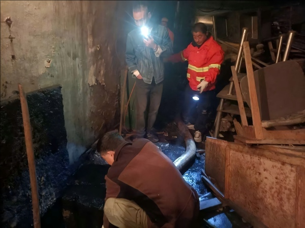 區(qū)環(huán)衛(wèi)中心快速處置小區(qū)管道堵塞問題